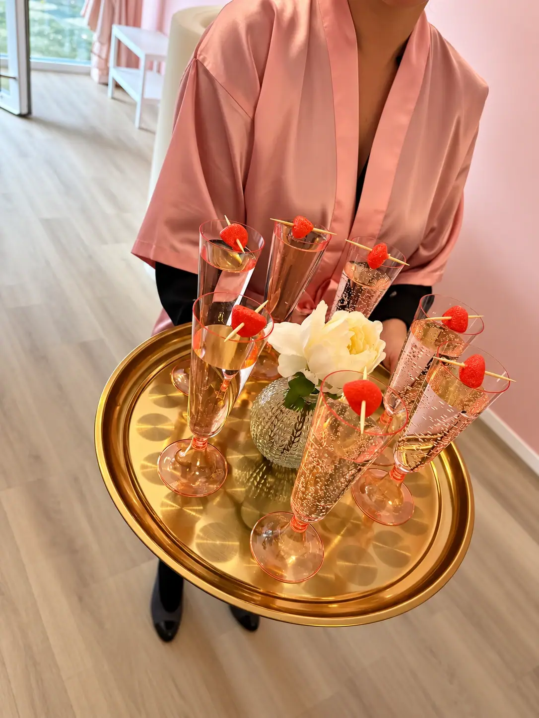 Welcome Drinks mit Erdbeer-Spieß auf einem goldenen Tablett im rosa Salon von Little Beauty