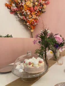 Geburtstagskuchen im Spa mit Blumenwand Dekoration