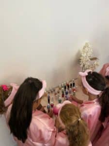 Mädchen wählen Nagellack im Kindersalon