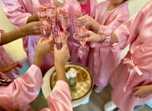 Kinder stoßen mit pinken Getränken bei Spa Party an