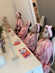 Kinder im Spa mit Gesichtsmasken bei Little Beauty
