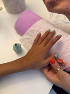 Mädchen erhält Maniküre im Little Beauty Spa