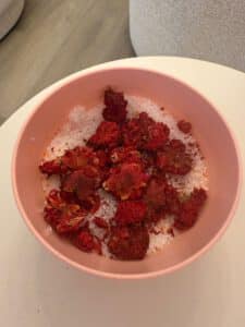 Schale mit Rosenblättern und Badesalz im Kindersalon