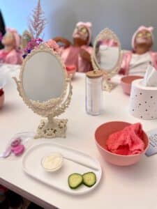 Spa Tisch mit Gurkenscheiben und Beauty Utensilien