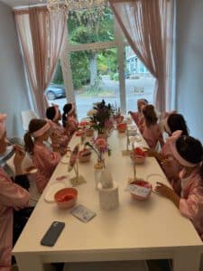 Mädchen sitzen am Tisch im Spa mit Beauty Anwendungen